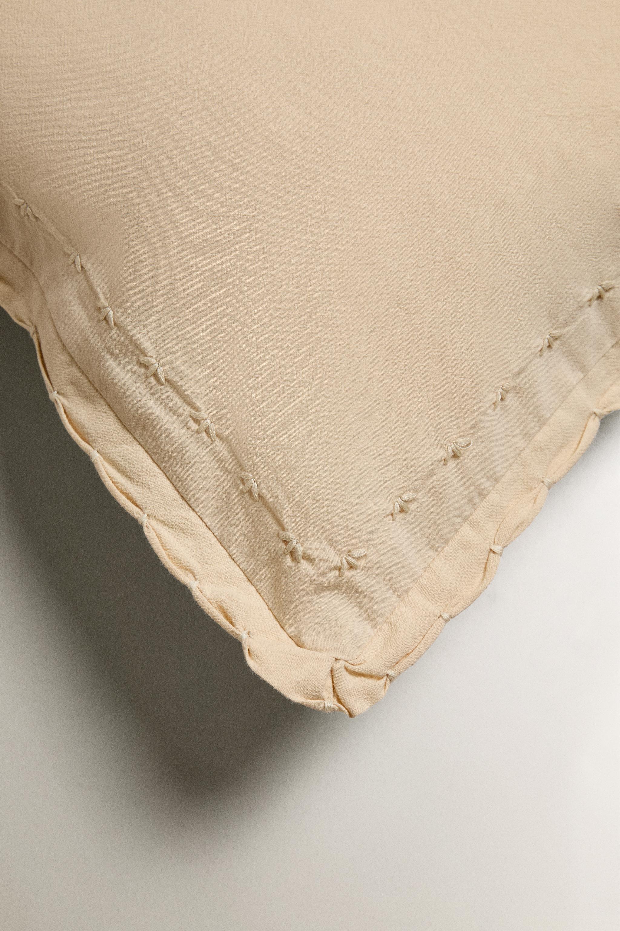 CHILDREN'S THROW PILLOW COVER WITH SCALLOPED EDGE